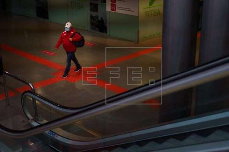 Un hombre camina por la estación de guaguas de Santa Cruz de Tenerife en una imagen de archivo / EFE Ramón de la Rocha